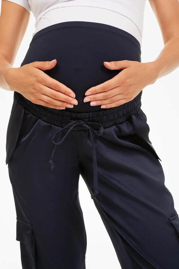 Σατέν cargo παντελόνι εγκυμοσύνης - σκούρο μπλε - - soonMAMA - Η σωστή προσθήκη στην κομψή και άνετη εγκυμοσύνη! - Παλτά για έγκυες