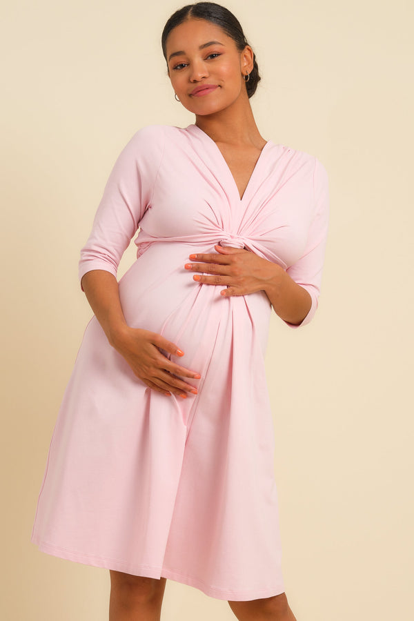 Βαμβακερό φόρεμα εγκυμοσύνης με κόμπο σε ροζ ανοιχτό - Φόρεμα - soonMAMA - Η σωστή προσθήκη στην κομψή και άνετη εγκυμοσύνη! - Παλτά για έγκυες