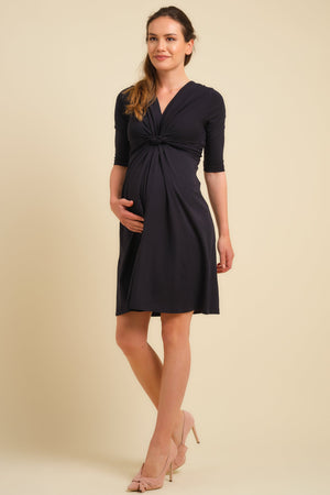 Βαμβακερό φόρεμα εγκυμοσύνης με κόμπο σε σκούρο μπλε - - soonMAMA - Η σωστή προσθήκη στην κομψή και άνετη εγκυμοσύνη! - Παλτά για έγκυες