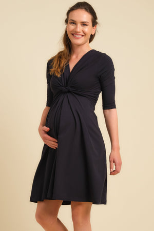 Βαμβακερό φόρεμα εγκυμοσύνης με κόμπο σε σκούρο μπλε - - soonMAMA - Η σωστή προσθήκη στην κομψή και άνετη εγκυμοσύνη! - Παλτά για έγκυες