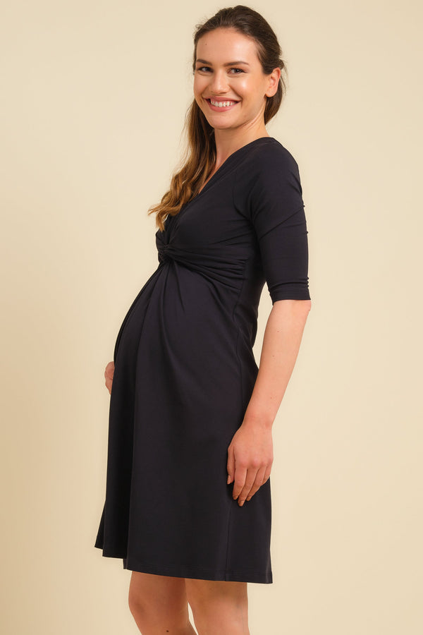 Βαμβακερό φόρεμα εγκυμοσύνης με κόμπο σε σκούρο μπλε - - soonMAMA - Η σωστή προσθήκη στην κομψή και άνετη εγκυμοσύνη! - Παλτά για έγκυες