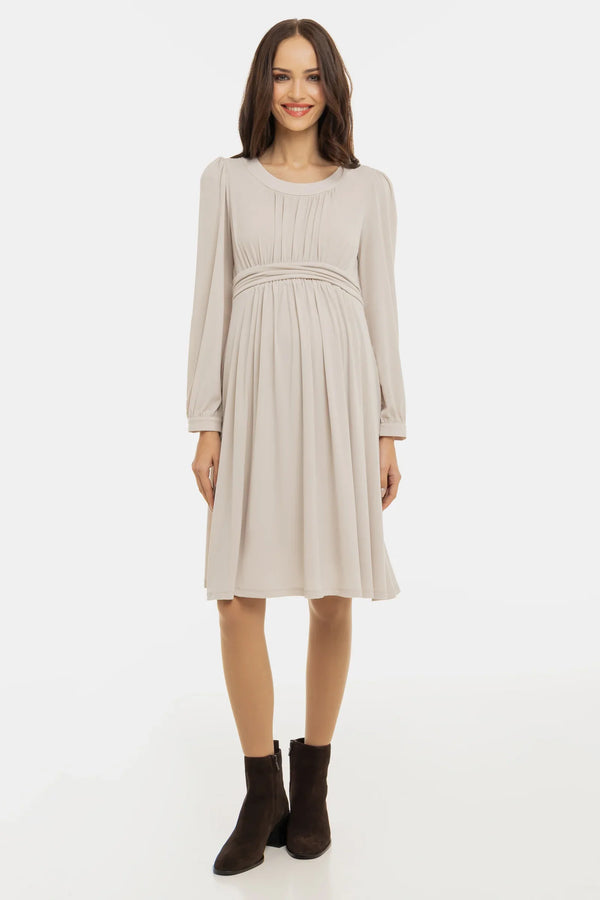 Κομψό φόρεμα εγκυμοσύνης με σούρες - μπεζ - - soonMAMA - Η σωστή προσθήκη στην κομψή και άνετη εγκυμοσύνη! - Παλτά για έγκυες