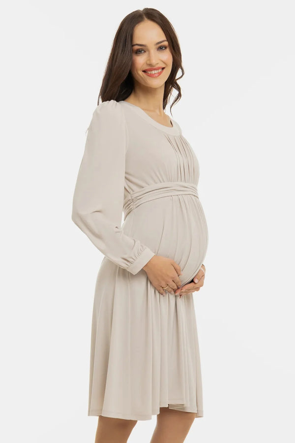 Κομψό φόρεμα εγκυμοσύνης με σούρες - μπεζ - - soonMAMA - Η σωστή προσθήκη στην κομψή και άνετη εγκυμοσύνη! - Παλτά για έγκυες