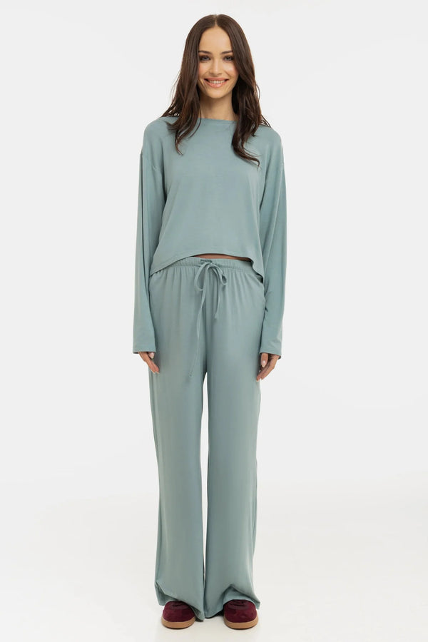 Απαλό κροπ τοπ εγκυμοσύνης με μακριά μανίκια από modal – χρώμα σάλβια - - soonMAMA - Η σωστή προσθήκη στην κομψή και άνετη εγκυμοσύνη! - Παλτά για έγκυες