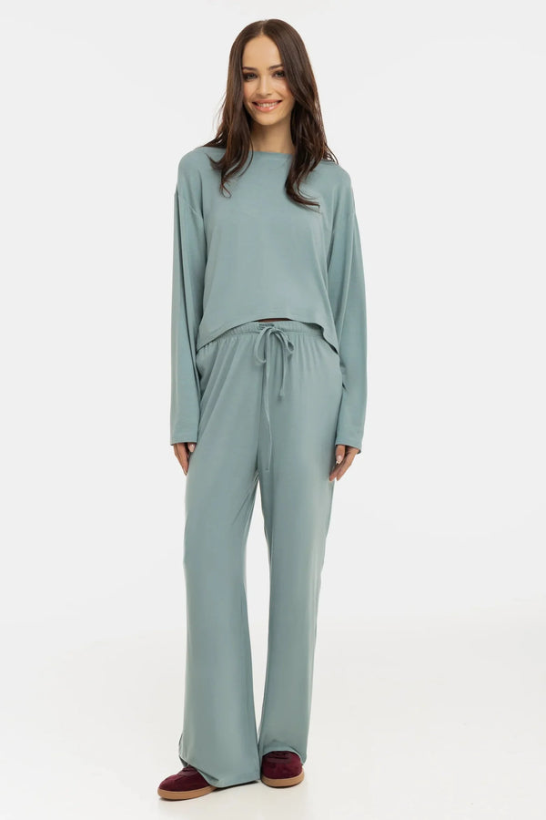 Απαλό κροπ τοπ εγκυμοσύνης με μακριά μανίκια από modal – χρώμα σάλβια - - soonMAMA - Η σωστή προσθήκη στην κομψή και άνετη εγκυμοσύνη! - Παλτά για έγκυες