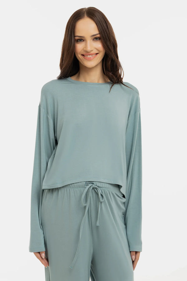 Απαλό κροπ τοπ εγκυμοσύνης με μακριά μανίκια από modal – χρώμα σάλβια - - soonMAMA - Η σωστή προσθήκη στην κομψή και άνετη εγκυμοσύνη! - Παλτά για έγκυες