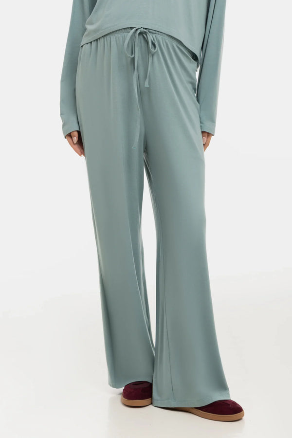 Απαλό παντελόνι εγκυμοσύνης σε γραμμή καμπάνα από modal – χρώμα σάλβια - - soonMAMA - Η σωστή προσθήκη στην κομψή και άνετη εγκυμοσύνη! - Παλτά για έγκυες