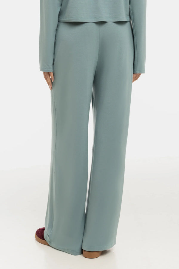 Απαλό παντελόνι εγκυμοσύνης σε γραμμή καμπάνα από modal – χρώμα σάλβια - - soonMAMA - Η σωστή προσθήκη στην κομψή και άνετη εγκυμοσύνη! - Παλτά για έγκυες