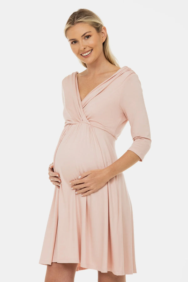 Κομψό φόρεμα εγκυμοσύνης και θηλασμού - σε χρώμα πούδρας - - soonMAMA - Η σωστή προσθήκη στην κομψή και άνετη εγκυμοσύνη! - Παλτά για έγκυες