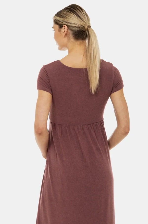 Φόρεμα εγκυμοσύνης και θηλασμού με διακοσμητική ζώνη – σε σκούρο ροζ - - soonMAMA - Η σωστή προσθήκη στην κομψή και άνετη εγκυμοσύνη! - Παλτά για έγκυες