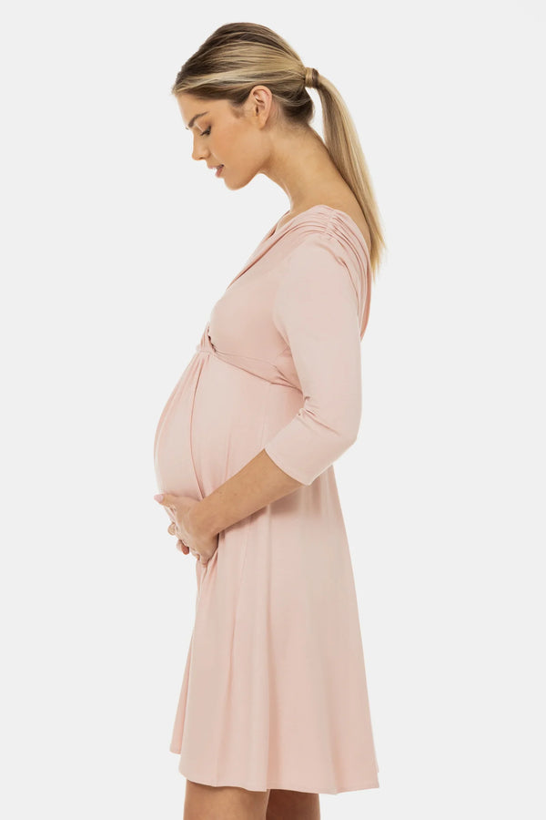 Κομψό φόρεμα εγκυμοσύνης και θηλασμού - σε χρώμα πούδρας - - soonMAMA - Η σωστή προσθήκη στην κομψή και άνετη εγκυμοσύνη! - Παλτά για έγκυες