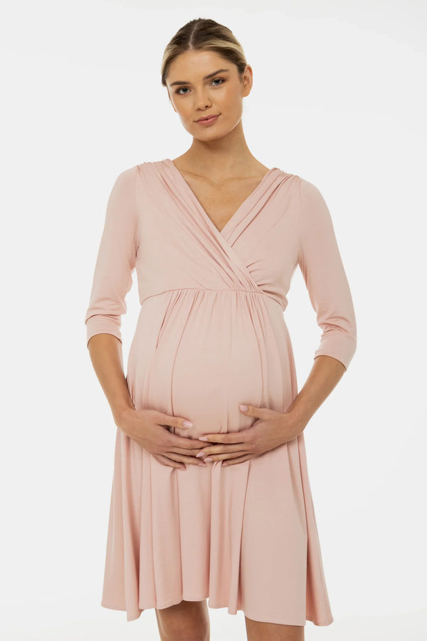 Κομψό φόρεμα εγκυμοσύνης και θηλασμού - σε χρώμα πούδρας - - soonMAMA - Η σωστή προσθήκη στην κομψή και άνετη εγκυμοσύνη! - Παλτά για έγκυες