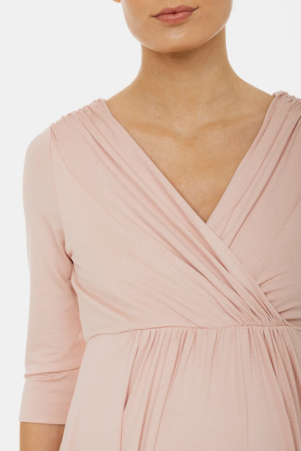 Κομψό φόρεμα εγκυμοσύνης και θηλασμού - σε χρώμα πούδρας - - soonMAMA - Η σωστή προσθήκη στην κομψή και άνετη εγκυμοσύνη! - Παλτά για έγκυες