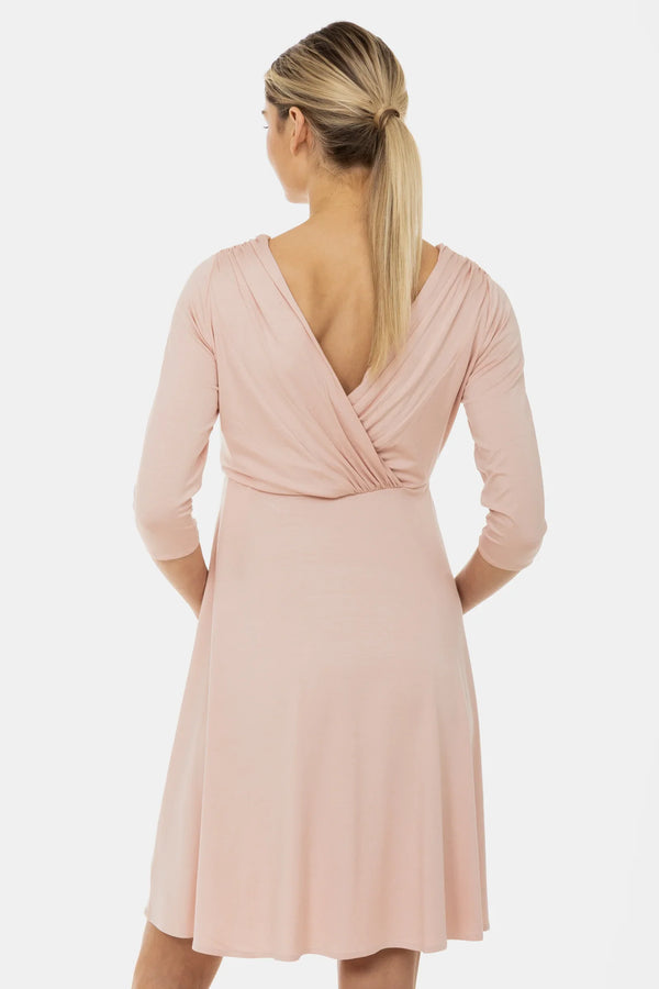 Κομψό φόρεμα εγκυμοσύνης και θηλασμού - σε χρώμα πούδρας - - soonMAMA - Η σωστή προσθήκη στην κομψή και άνετη εγκυμοσύνη! - Παλτά για έγκυες