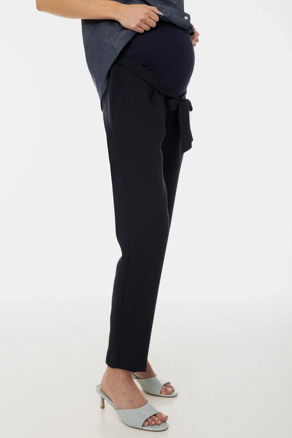 Παντελόνι εγκυμοσύνης με ζώνη σε μπλε ναυτικό - - soonMAMA - Η σωστή προσθήκη στην κομψή και άνετη εγκυμοσύνη! - Παλτά για έγκυες