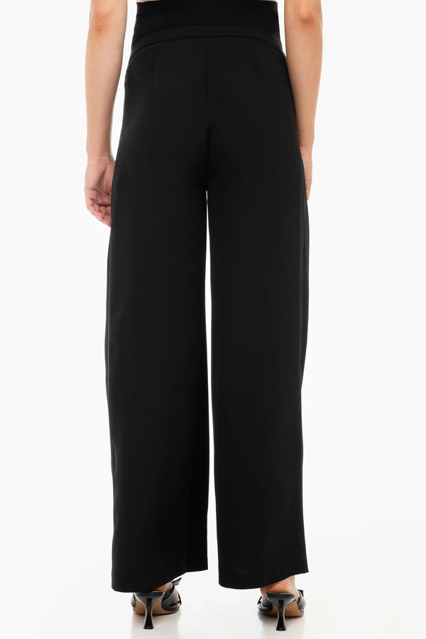 Κομψό μαύρο παντελόνι εγκυμοσύνης με πιέτες - - soonMAMA - Η σωστή προσθήκη στην κομψή και άνετη εγκυμοσύνη! - Παλτά για έγκυες