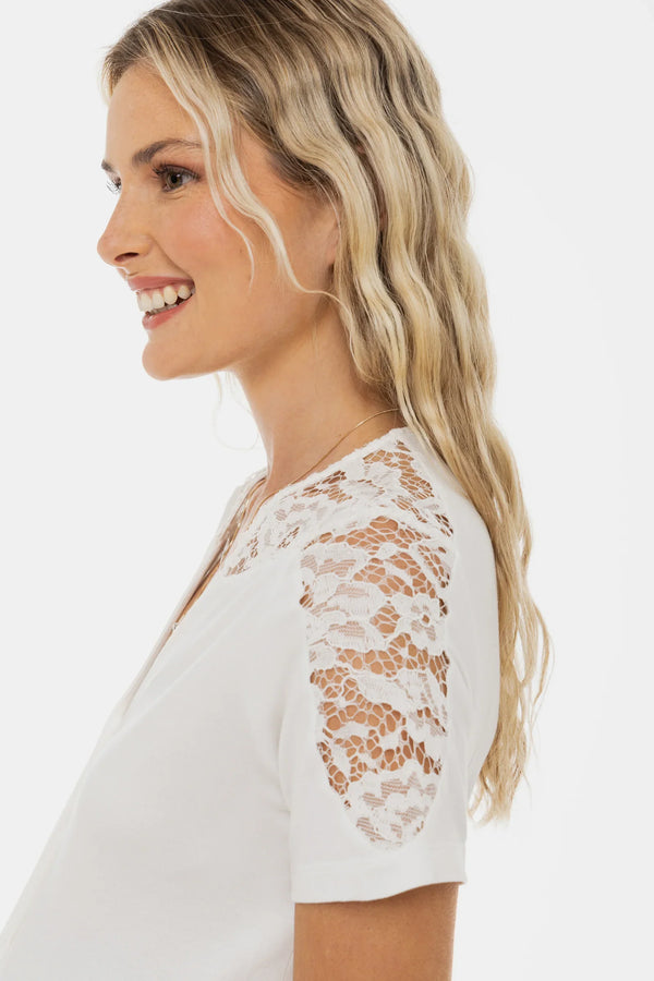 Μπλούζα εγκυμοσύνης και θηλασμού με δαντελένιες λεπτομέρειες – εκρού - - soonMAMA - Η σωστή προσθήκη στην κομψή και άνετη εγκυμοσύνη! - Παλτά για έγκυες