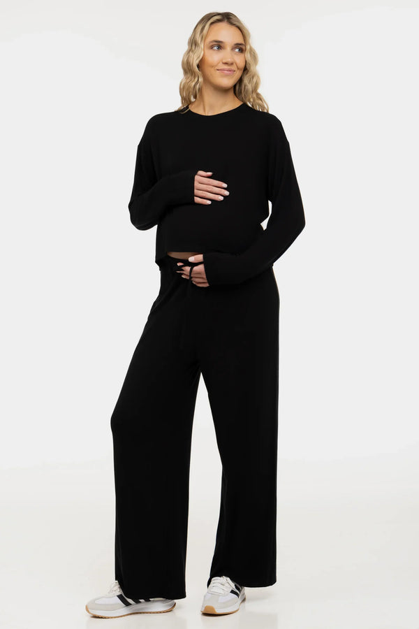 Απαλό κροπ τοπ εγκυμοσύνης με μακριά μανίκια από modal – μαύρος - - soonMAMA - Η σωστή προσθήκη στην κομψή και άνετη εγκυμοσύνη! - Παλτά για έγκυες