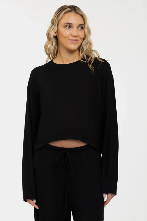 Απαλό κροπ τοπ εγκυμοσύνης με μακριά μανίκια από modal – μαύρος - - soonMAMA - Η σωστή προσθήκη στην κομψή και άνετη εγκυμοσύνη! - Παλτά για έγκυες