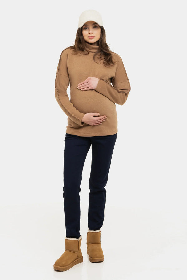 Πλεκτό μπεζ πουλόβερ εγκυμοσύνης με διακοσμητικές ραφές - - soonMAMA - Η σωστή προσθήκη στην κομψή και άνετη εγκυμοσύνη! - Παλτά για έγκυες
