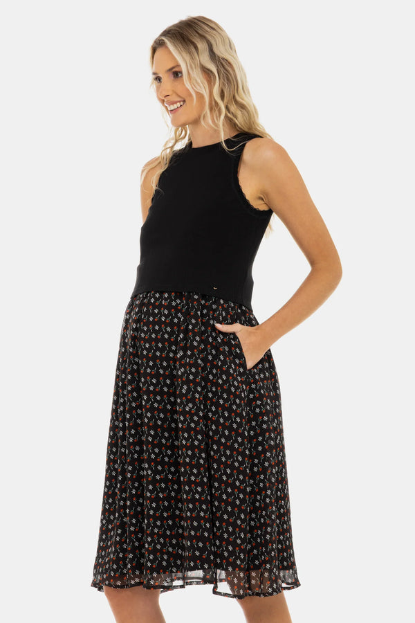 Κομψό φόρεμα με μαύρο βαμβακερό ριπ τοπ και αέρινη φούστα με λουλουδάτο μοτίβο