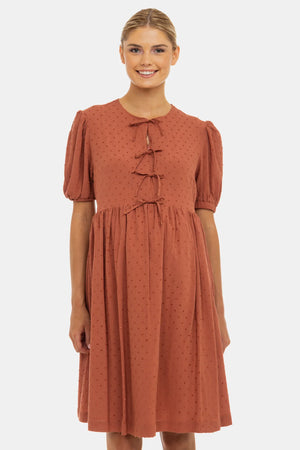 Φόρεμα εγκυμοσύνης και θηλασμού με φιόγκους – τερακότα - - soonMAMA - Η σωστή προσθήκη στην κομψή και άνετη εγκυμοσύνη! - Παλτά για έγκυες