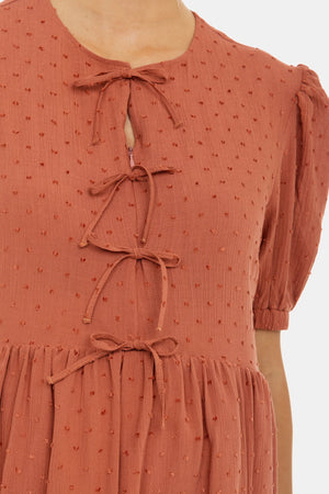 Φόρεμα εγκυμοσύνης και θηλασμού με φιόγκους – τερακότα - - soonMAMA - Η σωστή προσθήκη στην κομψή και άνετη εγκυμοσύνη! - Παλτά για έγκυες