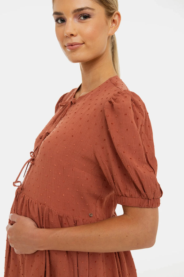 Φόρεμα εγκυμοσύνης και θηλασμού με φιόγκους – τερακότα - - soonMAMA - Η σωστή προσθήκη στην κομψή και άνετη εγκυμοσύνη! - Παλτά για έγκυες