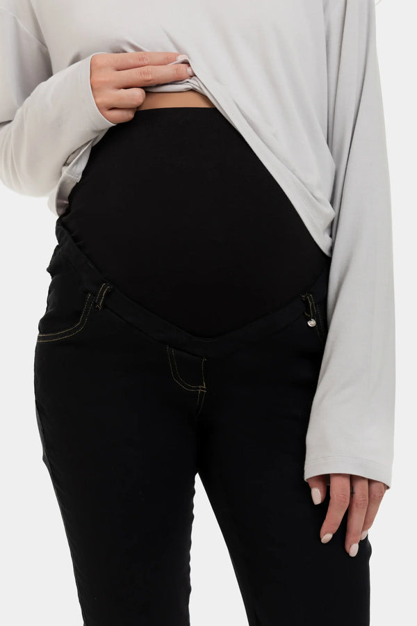 Εφαρμοστά ελαστικά τζιν εγκυμοσύνης - μαύρο - - soonMAMA - Η σωστή προσθήκη στην κομψή και άνετη εγκυμοσύνη! - Παλτά για έγκυες