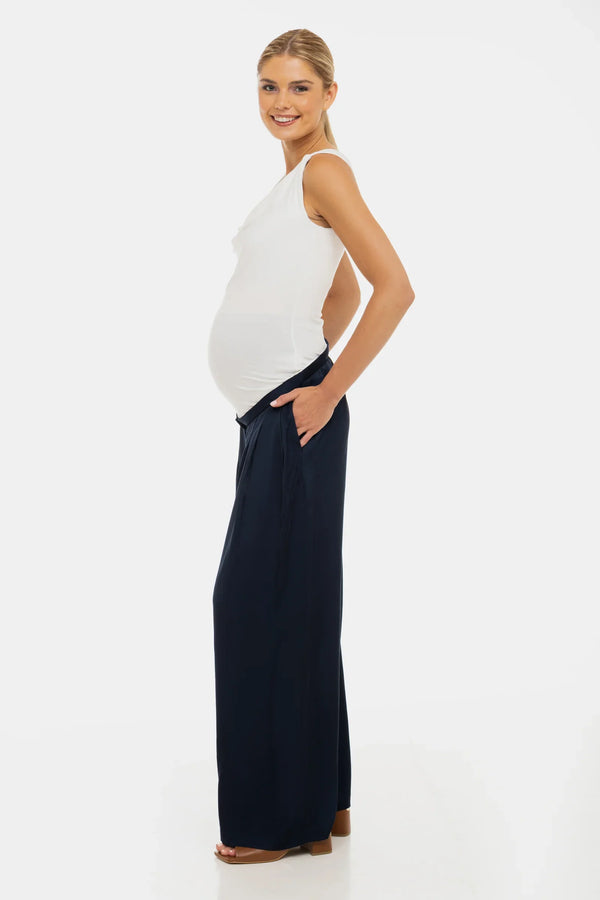 Σατέν παντελόνι εγκυμοσύνης με πιέτες – σκούρο μπλε - - soonMAMA - Η σωστή προσθήκη στην κομψή και άνετη εγκυμοσύνη! - Παλτά για έγκυες