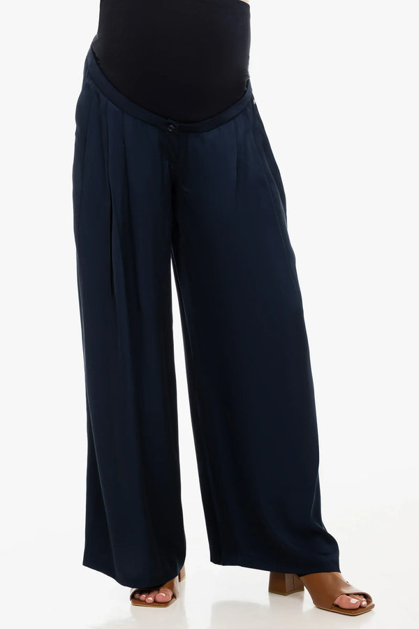 Σατέν παντελόνι εγκυμοσύνης με πιέτες – σκούρο μπλε - - soonMAMA - Η σωστή προσθήκη στην κομψή και άνετη εγκυμοσύνη! - Παλτά για έγκυες