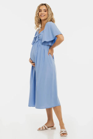 Καλοκαιρινό φόρεμα εγκυμοσύνης με σούρες στην πλάτη - μπλε - - soonMAMA - Η σωστή προσθήκη στην κομψή και άνετη εγκυμοσύνη! - Παλτά για έγκυες