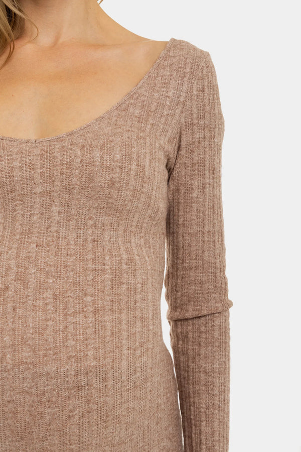 Πλεκτό εφαρμοστό φόρεμα εγκυμοσύνης - μπεζ - - soonMAMA - Η σωστή προσθήκη στην κομψή και άνετη εγκυμοσύνη! - Παλτά για έγκυες