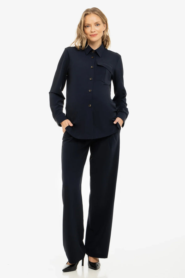 Ελαστικό παντελόνι εγκυμοσύνης σε Α-γραμμή με πιέτες – σκούρο μπλε - - soonMAMA - Η σωστή προσθήκη στην κομψή και άνετη εγκυμοσύνη! - Παλτά για έγκυες