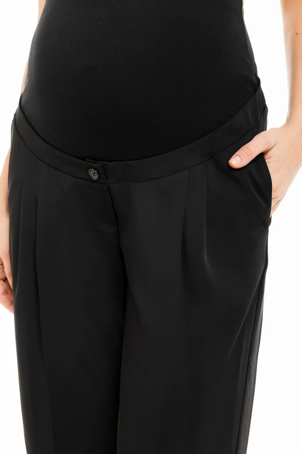 Κοφτό παντελόνι εγκυμοσύνης με πιέτες σε μαύρο χρώμα - - soonMAMA - Η σωστή προσθήκη στην κομψή και άνετη εγκυμοσύνη! - Παλτά για έγκυες