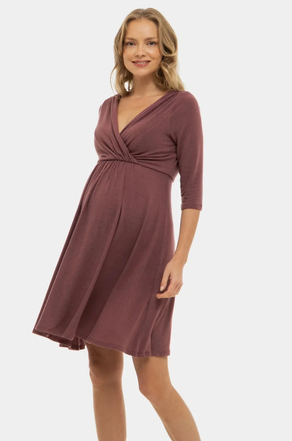 Κομψό φόρεμα εγκυμοσύνης και θηλασμού - σε σκούρο ροζ - - soonMAMA - Η σωστή προσθήκη στην κομψή και άνετη εγκυμοσύνη! - Παλτά για έγκυες