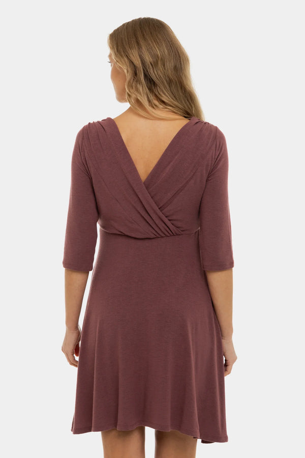 Κομψό φόρεμα εγκυμοσύνης και θηλασμού - σε σκούρο ροζ - - soonMAMA - Η σωστή προσθήκη στην κομψή και άνετη εγκυμοσύνη! - Παλτά για έγκυες