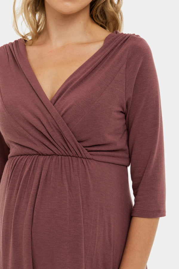 Κομψό φόρεμα εγκυμοσύνης και θηλασμού - σε σκούρο ροζ - - soonMAMA - Η σωστή προσθήκη στην κομψή και άνετη εγκυμοσύνη! - Παλτά για έγκυες
