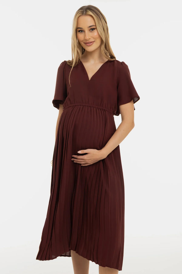 Επίσημο πλισέ φόρεμα εγκυμοσύνης – καφέ - - soonMAMA - Η σωστή προσθήκη στην κομψή και άνετη εγκυμοσύνη! - Παλτά για έγκυες