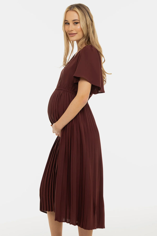 Επίσημο πλισέ φόρεμα εγκυμοσύνης – καφέ - - soonMAMA - Η σωστή προσθήκη στην κομψή και άνετη εγκυμοσύνη! - Παλτά για έγκυες