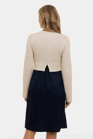 Σατέν φόρεμα με πουλόβερ εγκυμοσύνης και θηλασμό - σκούρο μπλε - - soonMAMA - Η σωστή προσθήκη στην κομψή και άνετη εγκυμοσύνη! - Παλτά για έγκυες