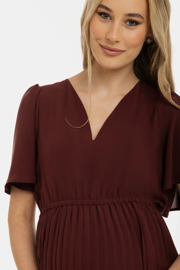 Επίσημο πλισέ φόρεμα εγκυμοσύνης – καφέ - - soonMAMA - Η σωστή προσθήκη στην κομψή και άνετη εγκυμοσύνη! - Παλτά για έγκυες