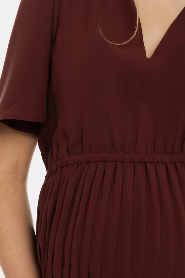 Επίσημο πλισέ φόρεμα εγκυμοσύνης – καφέ - - soonMAMA - Η σωστή προσθήκη στην κομψή και άνετη εγκυμοσύνη! - Παλτά για έγκυες