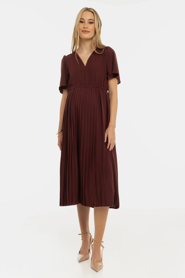 Επίσημο πλισέ φόρεμα εγκυμοσύνης – καφέ - - soonMAMA - Η σωστή προσθήκη στην κομψή και άνετη εγκυμοσύνη! - Παλτά για έγκυες