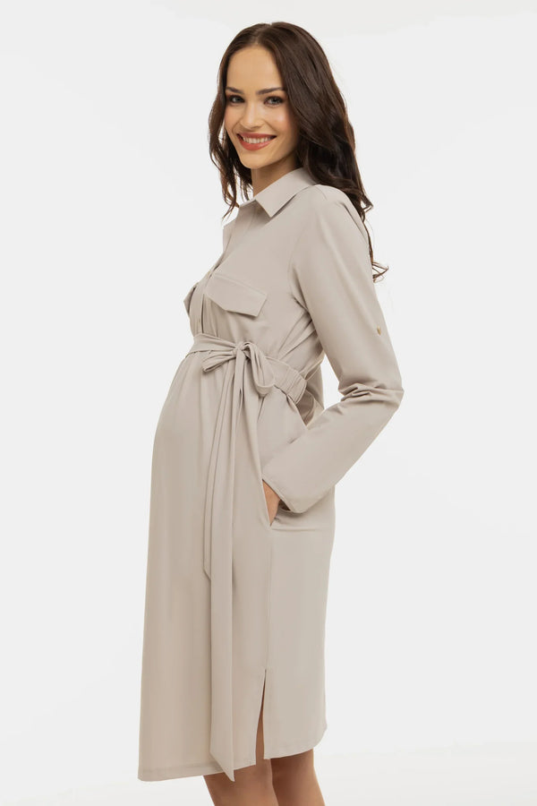 Ελαστικό φόρεμα εγκυμοσύνης και θηλασμό με γιακά – μπεζ - - soonMAMA - Η σωστή προσθήκη στην κομψή και άνετη εγκυμοσύνη! - Παλτά για έγκυες