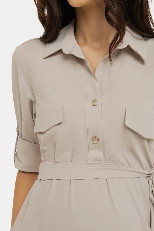 Ελαστικό φόρεμα εγκυμοσύνης και θηλασμό με γιακά – μπεζ - - soonMAMA - Η σωστή προσθήκη στην κομψή και άνετη εγκυμοσύνη! - Παλτά για έγκυες