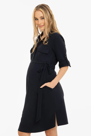 Ελαστικό φόρεμα εγκυμοσύνης και θηλασμό με γιακά – σκούρο μπλε - - soonMAMA - Η σωστή προσθήκη στην κομψή και άνετη εγκυμοσύνη! - Παλτά για έγκυες