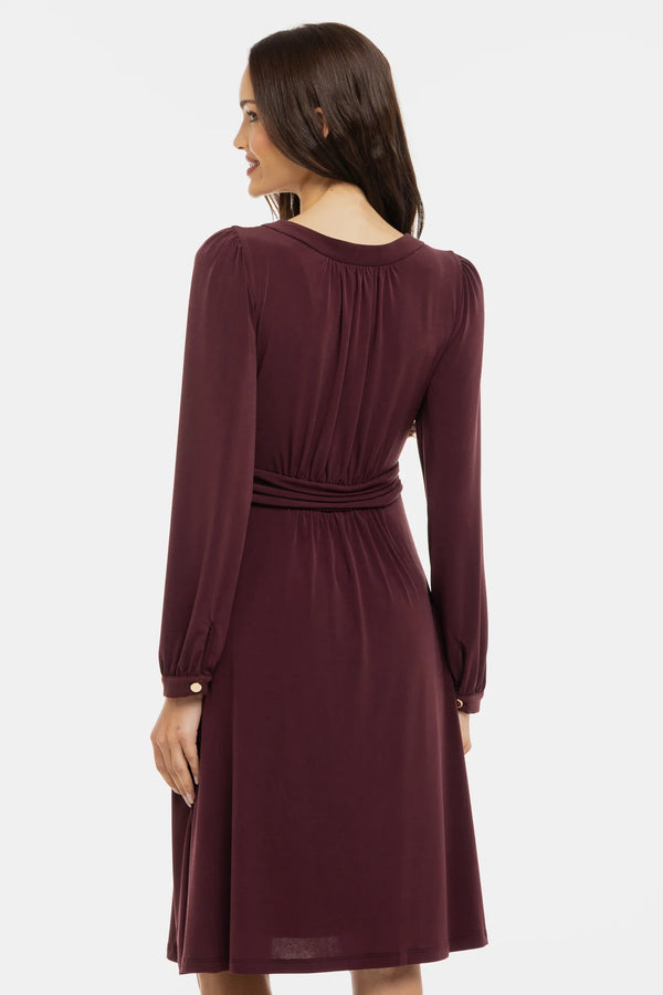 Κομψό φόρεμα εγκυμοσύνης με σούρες - μπορντό - - soonMAMA - Η σωστή προσθήκη στην κομψή και άνετη εγκυμοσύνη! - Παλτά για έγκυες