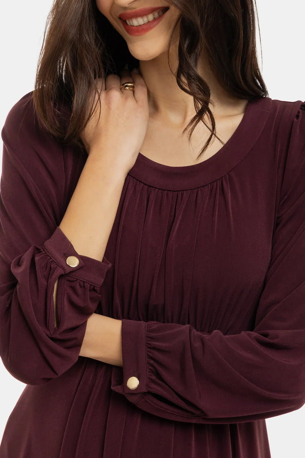 Κομψό φόρεμα εγκυμοσύνης με σούρες - μπορντό - - soonMAMA - Η σωστή προσθήκη στην κομψή και άνετη εγκυμοσύνη! - Παλτά για έγκυες