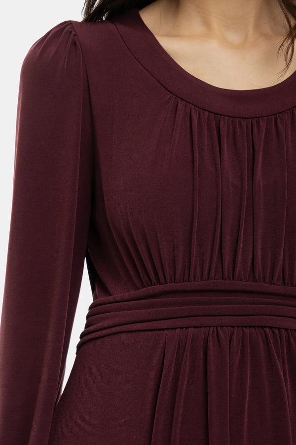 Κομψό φόρεμα εγκυμοσύνης με σούρες - μπορντό